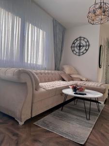 uma sala de estar com um sofá e uma mesa em APARTMAN 3 em Brčko