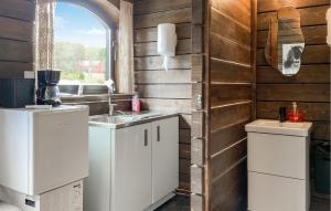 Cucina o angolo cottura di Beautiful Home In Reftele With Wifi