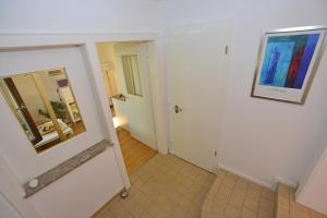 a hallway with a door and a mirror on the wall at Moderne Ferienwohnung Deichstrasse in Hennef