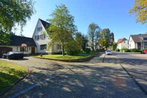 una calle en un barrio residencial con una casa blanca en Moderne Ferienwohnung Deichstrasse, en Hennef