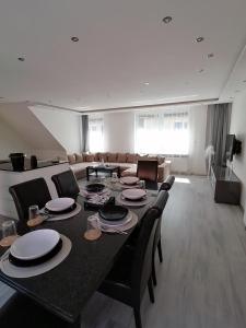 uma sala de estar com uma mesa e um sofá em Ferienwohnung Resit 2 em Steinhude