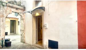 Une allée avec une entrée pour un bâtiment dans l'établissement Don Minzoni, à Nardò