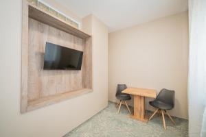 Televízia a/alebo spoločenská miestnosť v ubytovaní Rabie Aparthotel