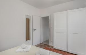 Postel nebo postele na pokoji v ubytování 1 Bedroom Nice Apartment In Selce