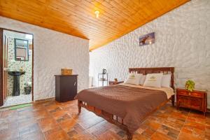 a bedroom with a bed and a wooden ceiling at Savieza Life Experience in Nemocón