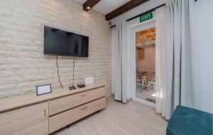 Μια τηλεόραση ή/και κέντρο ψυχαγωγίας στο Cozy Apartment In Vir With Wifi