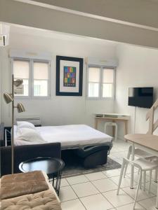 - une chambre avec un lit, un canapé et une table dans l'établissement Lotentik residence, à La Rochelle
