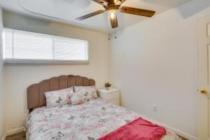 1 dormitorio con 1 cama y ventilador de techo en El Centro Retreat Near Local Parks and Golf Courses, en El Centro