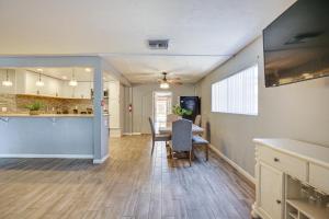 Kuchyň nebo kuchyňský kout v ubytování Updated El Centro Home with Private Patio