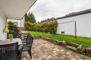 eine Terrasse mit einem Tisch und Stühlen und einem Tor in der Unterkunft Ferienwohnung Murgperle in Gernsbach
