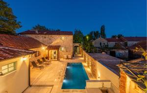 een buitenzwembad in het midden van een huis bij Tonina in Pristeg