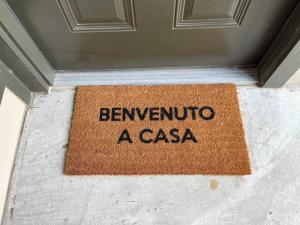 a door mat with the words benivanino a casa at Cabo San Roman entire Condo with patio 5 min from Casino in Lake Charles
