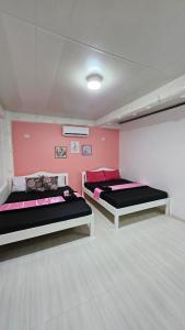 Postel nebo postele na pokoji v ubytování A Touch of Pink Secret Eco Retreat with Pool, Starlink WiFi, Netflix, Mountain Views - Peaceful Stay in Puerto Princesa Near Underground River, Firefly Watching, and Waterfalls - Perfect Stop Between El Nido, Port Barton, and Puerto City - Scooter Rental