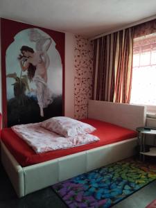 Attnang-Puchheim的住宿－Apartment in Salzkammergut，一间卧室配有一张壁画床