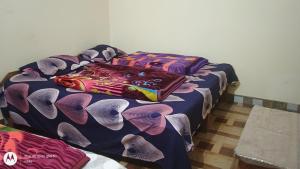 2 letti con cappelli in una stanza di Hotel vikash a Barkot