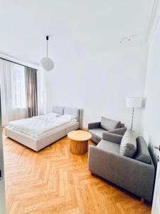 um quarto com uma cama, um sofá e uma mesa em Квартири на вул Менцинського вул Куліша Форум em Lviv