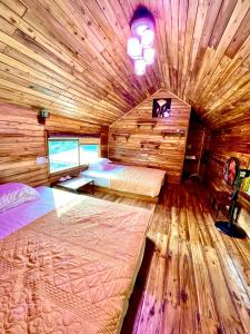 sypialnia z 2 łóżkami w drewnianym domku w obiekcie Cat Ba Love House w mieście Cát Bà