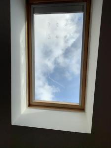 een raam in een kamer met een hemel bij Quarto Triplo Privativo no Coração do Chiado in Lissabon