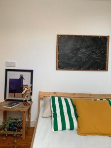 een slaapkamer met een bed en een bureau met een schoolbord bij Quarto Triplo Privativo no Coração do Chiado in Lissabon