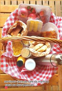 un cestino da picnic con diversi tipi di cibo di Pousada Vale da Imbuia chalé para temporada a Urubici