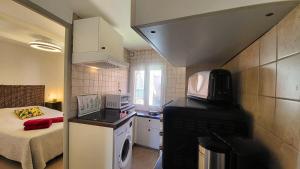Kuchyň nebo kuchyňský kout v ubytování Appartements de l'Eglise