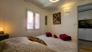 Postel nebo postele na pokoji v ubytování Appartements de l'Eglise