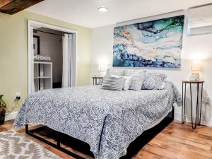 Postel nebo postele na pokoji v ubytování Cozy Apartment Minutes From Downtown