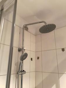 een douche met twee douchekoppen in de badkamer bij Penthouse Apartment Dortmund City in Dortmund