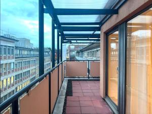 een leeg balkon van een gebouw met een raam bij Penthouse Apartment Dortmund City in Dortmund