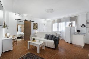 una sala de estar con un sofá y una mesa en Villa Barca, en El Médano 5 fotos más