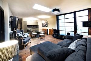 Casa Cortina في Cojana: غرفة معيشة مع أريكة وطاولة