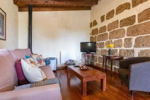 a living room with a couch and a table at Casa Rural Mi Perlita in Vega de San Mateo