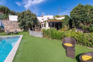 een tuin met een zwembad en een huis bij Casa Rural Mi Perlita in Vega de San Mateo