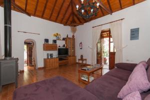 a living room with a couch and a tv at La Montaña in Santa Lucía