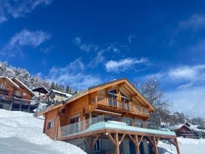 伯伊CHALET LUANE près de VALBERG的蓝天雪地小木屋