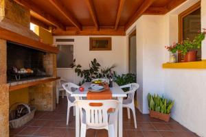 um pátio exterior com uma mesa e cadeiras em Las Mimosas em Agaete