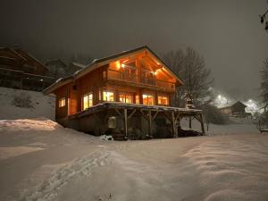 伯伊CHALET LUANE près de VALBERG的雪中木屋