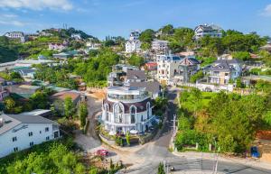 uma vista aérea de uma cidade com casas em Pham Gia Hotel em Da Lat