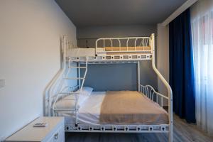 um quarto com 2 beliches num quarto em Argento Plazzo Family Apart Hotel em Bodrum City
