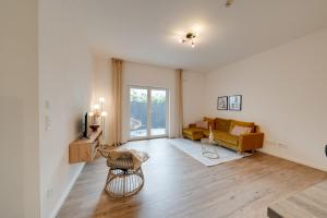 a living room with a couch and a table at NEU-Luxus Apartment-Zentral 350m Altstadt-2Zi-65qm in Augsburg