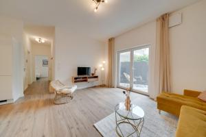 een woonkamer met een bank en een tafel bij NEU-Luxus Apartment-Zentral 350m Altstadt-2Zi-65qm in Augsburg