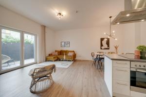 cocina y sala de estar con mesa y sillas en NEU-Luxus Apartment-Zentral 350m Altstadt-2Zi-65qm, en Augsburg