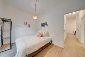 Habitación blanca con cama y escalera en NEU-Luxus Apartment-Zentral 350m Altstadt-2Zi-65qm, en Augsburg