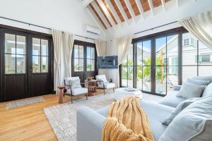 Χώρος καθιστικού στο Java Villa Paradise and The PoolClub at Mahogany Bay
