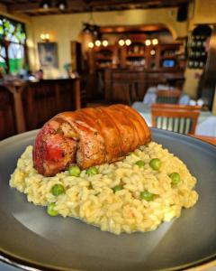 un plato de comida con un trozo de carne y arroz en Crama Haiducilor, en Cluj-Napoca