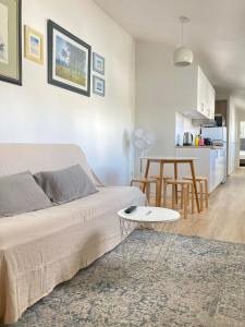 Cet appartement comprend une chambre avec un lit et une table ainsi qu'une cuisine. dans l'établissement Lotentik residence, à La Rochelle