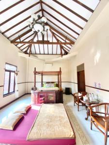 1 dormitorio grande con 1 cama grande y 1 mesa en Imogen Yogyakarta, en Yogyakarta