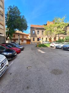 Un tas de voitures garées dans un parking dans l'établissement Apartman Orhideja with Free parking, à Sarajevo