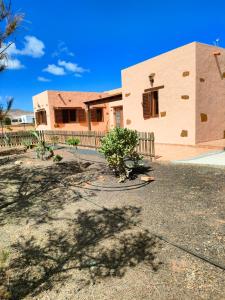 una casa en medio de un patio en Casa Serena, en Llanos de la Concepción