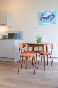 uma mesa e cadeiras numa cozinha com uma mesa em GuestReady - Dublin 8 Delight Retreat em Dublin